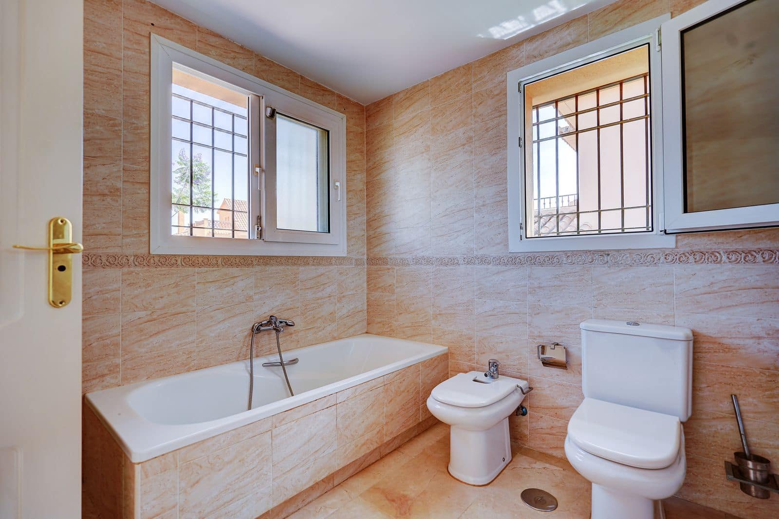 3 sypialnia Dom na sprzedaż w Riviera del Sol z basenem garażem - 460 000 € (Ref: 9415085)