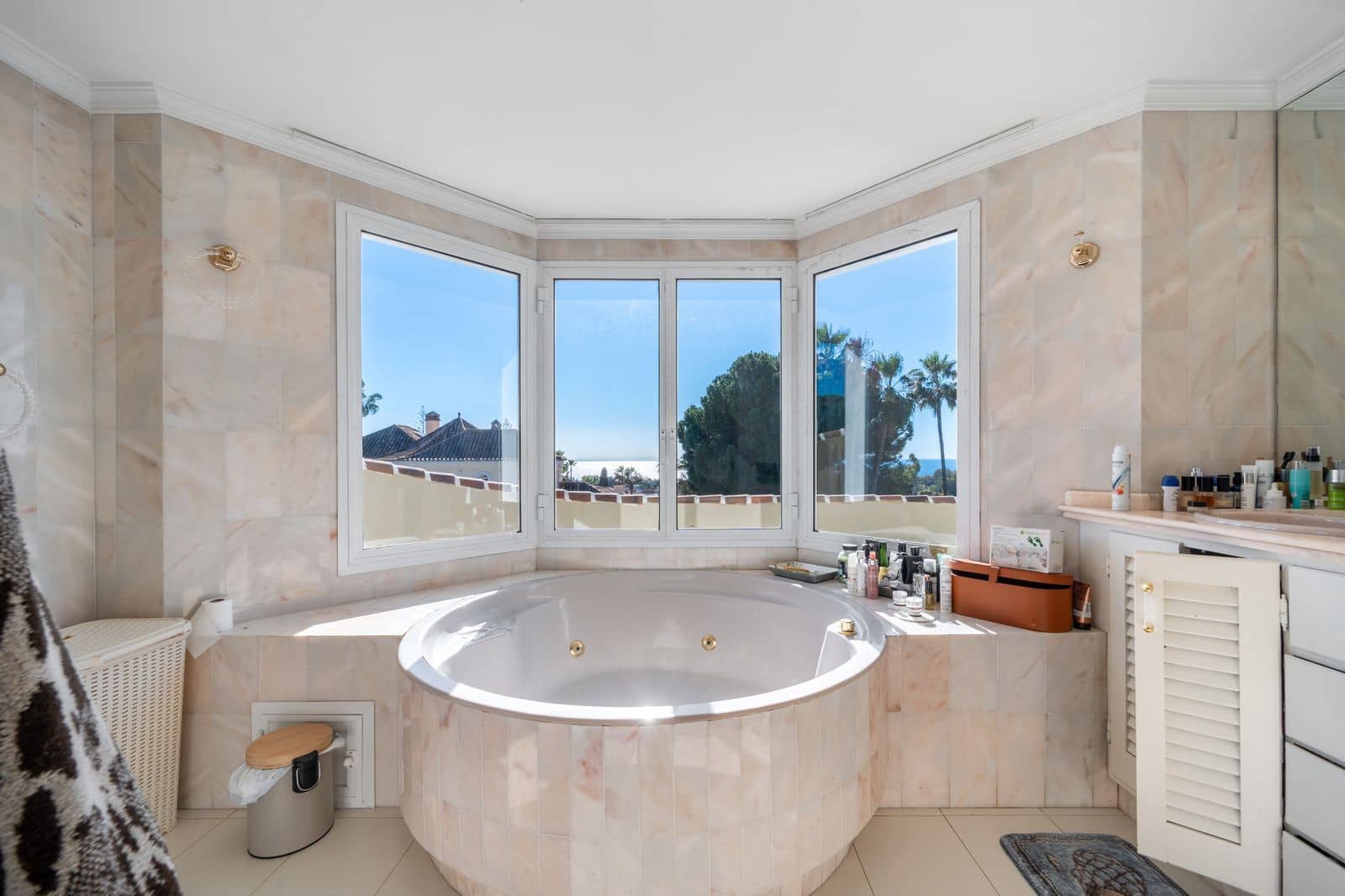 6 bedroom Villa for sale in Elviria with pool garage - € 1,400,000 (Ref: 9426475)