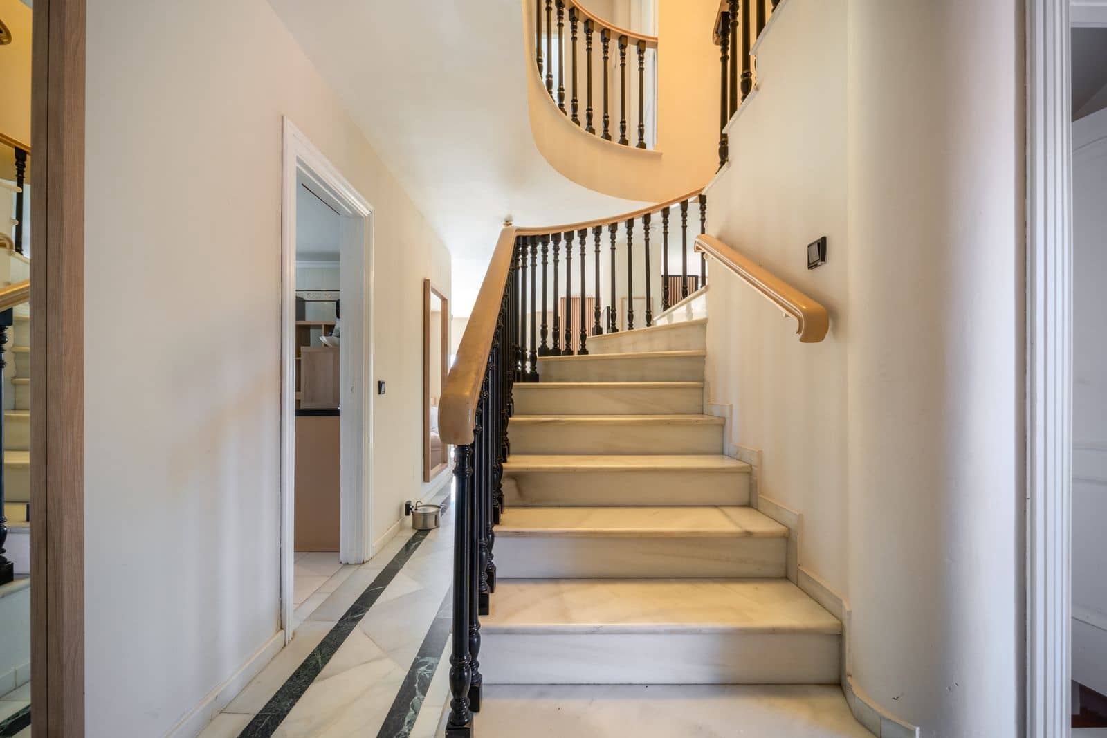 6 bedroom Villa for sale in Elviria with pool garage - € 1,400,000 (Ref: 9426475)