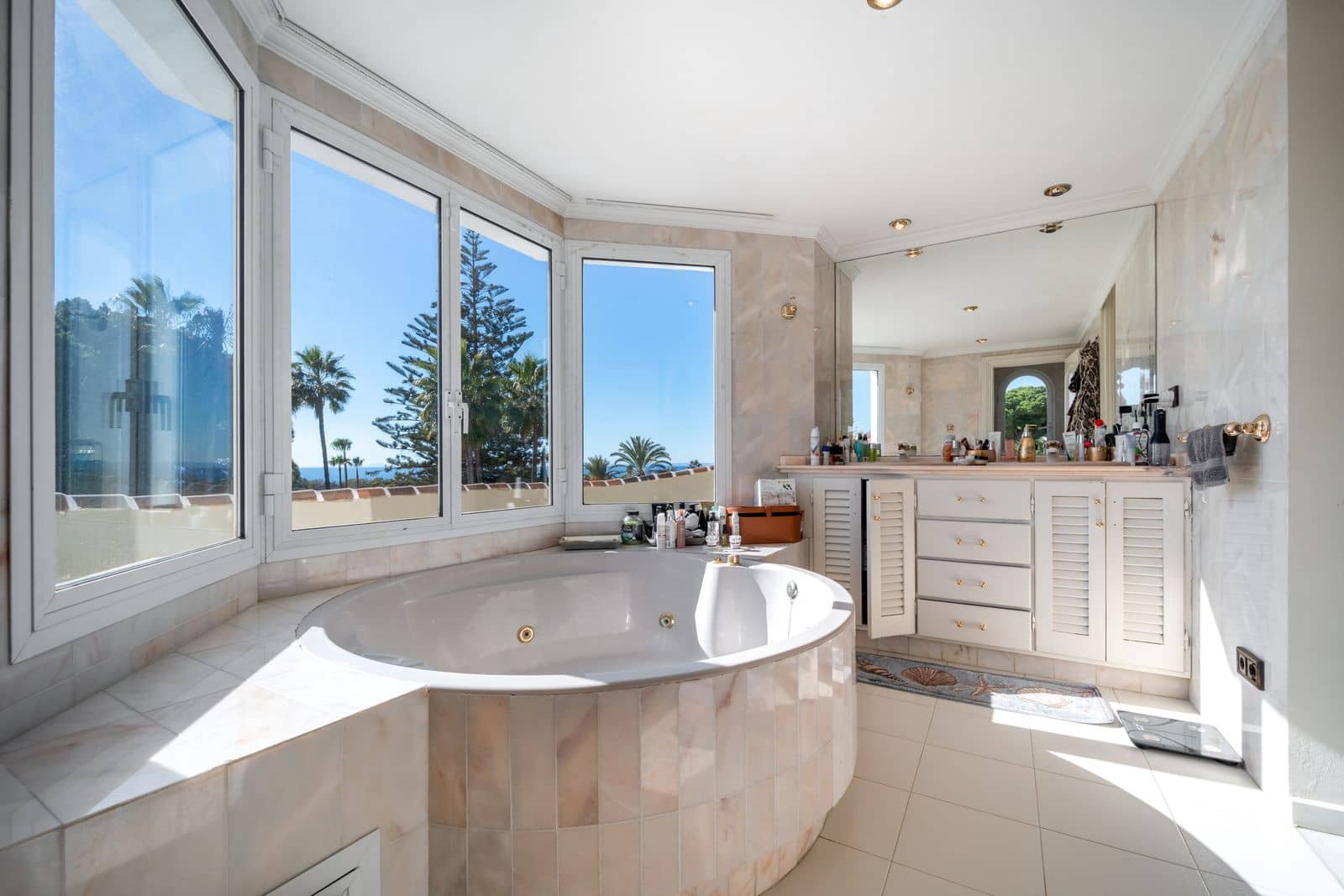 6 bedroom Villa for sale in Elviria with pool garage - € 1,400,000 (Ref: 9426475)