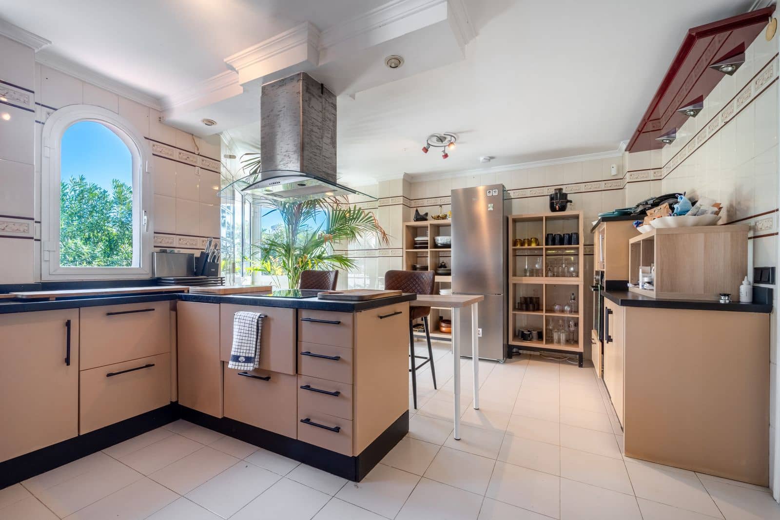 6 bedroom Villa for sale in Elviria with pool garage - € 1,400,000 (Ref: 9426475)