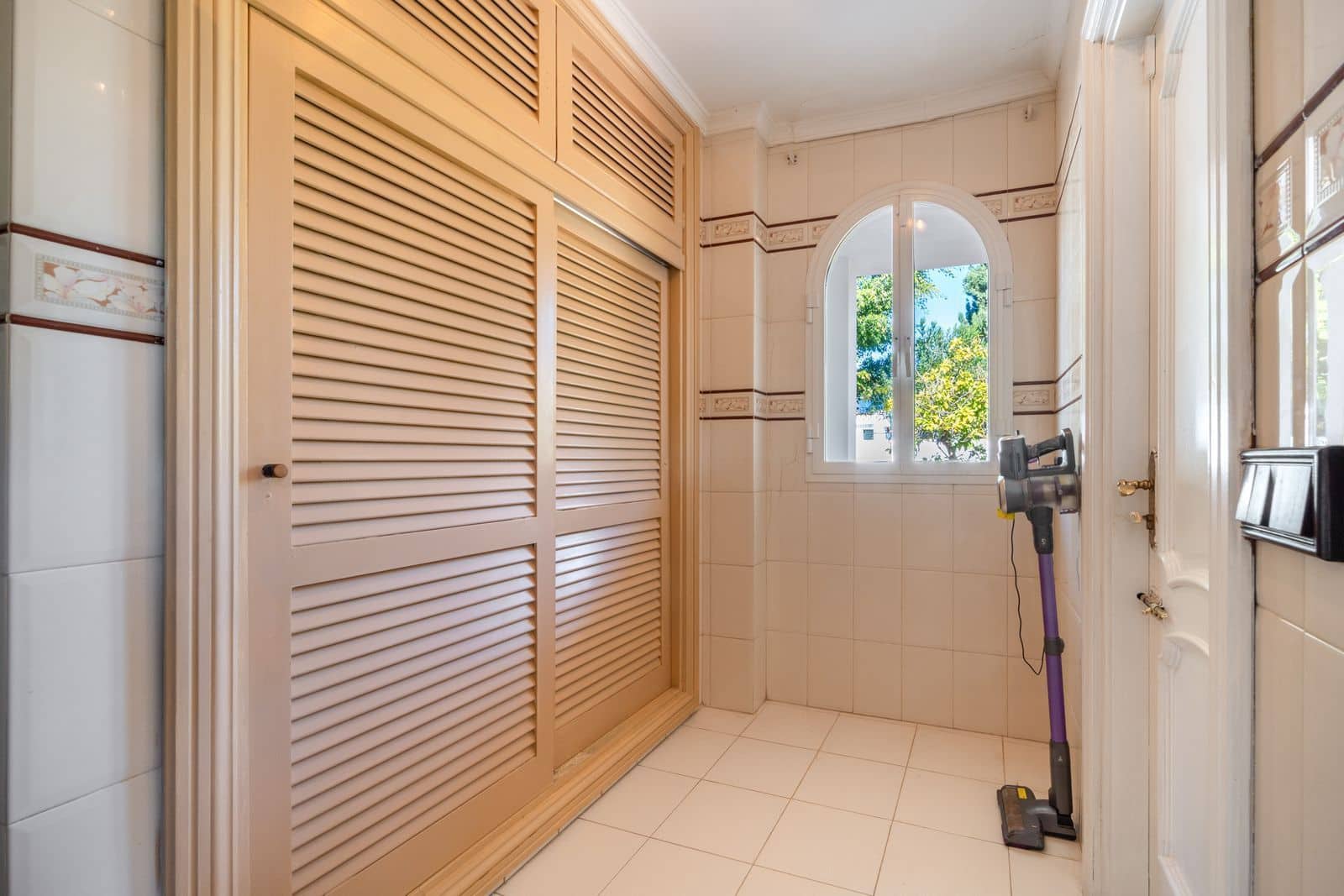 6 bedroom Villa for sale in Elviria with pool garage - € 1,400,000 (Ref: 9426475)