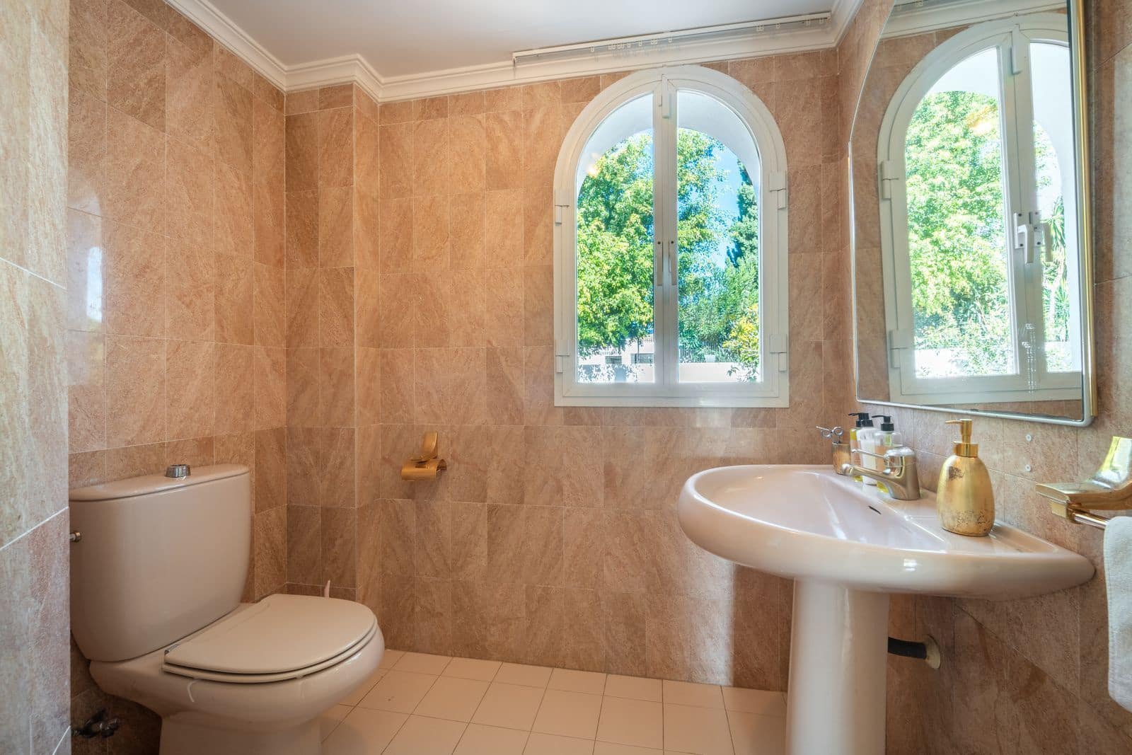 6 bedroom Villa for sale in Elviria with pool garage - € 1,400,000 (Ref: 9426475)