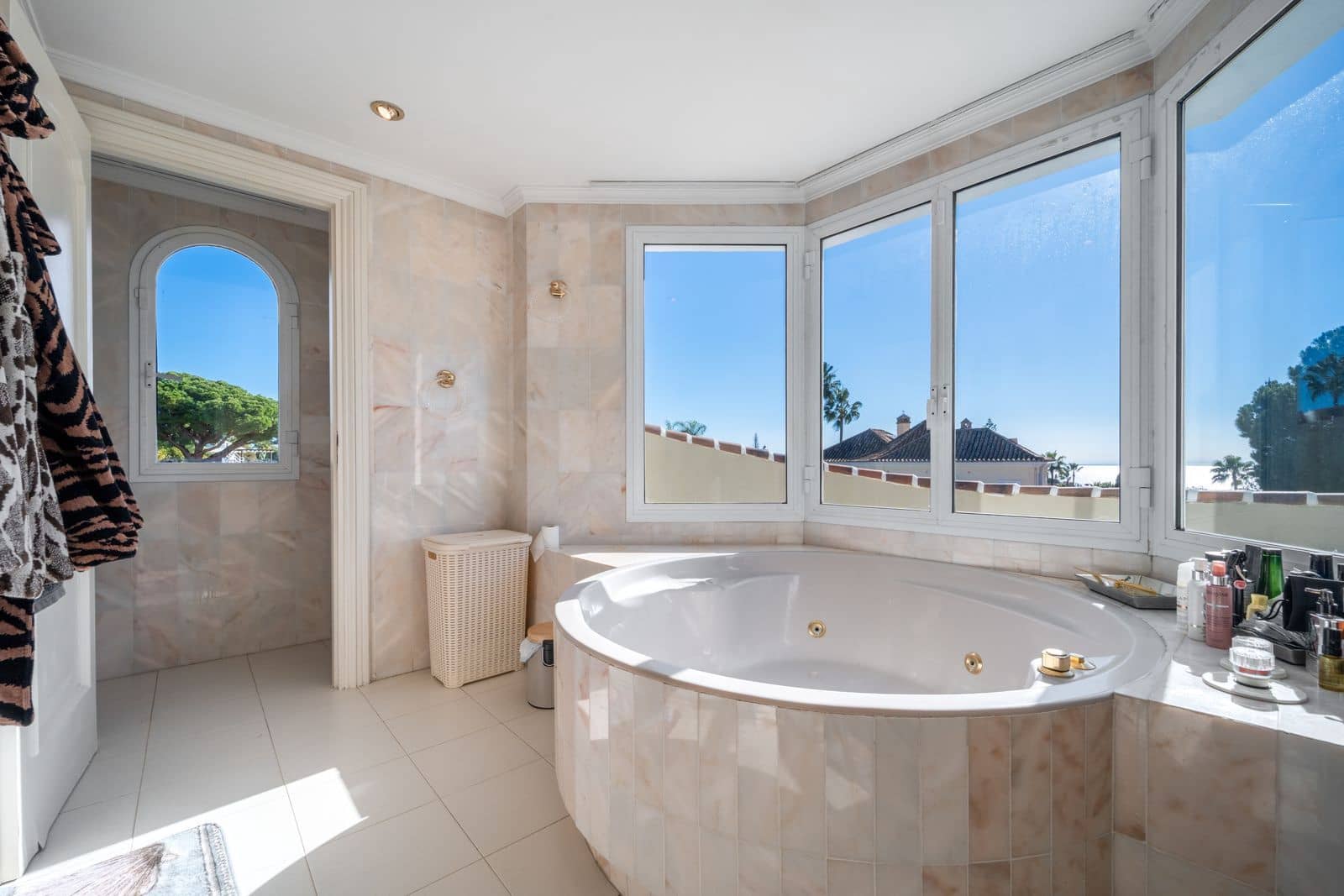 6 bedroom Villa for sale in Elviria with pool garage - € 1,400,000 (Ref: 9426475)