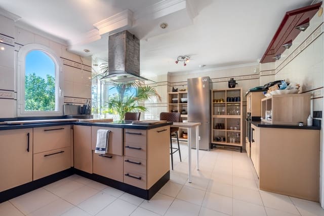 6 soveværelse Villa til salg i Elviria, Marbella med swimmingpool garage - € 1.400.000 (Ref: 9426475)