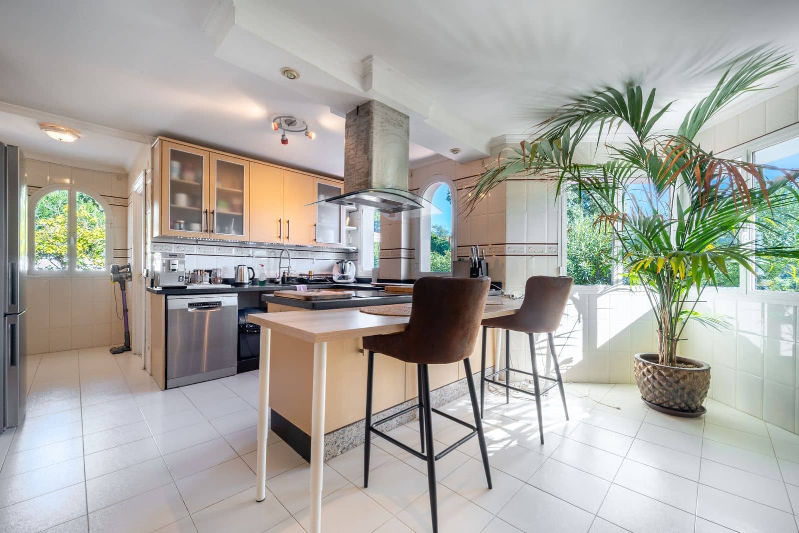 6 bedroom Villa for sale in Elviria with pool garage - € 1,400,000 (Ref: 9426475)