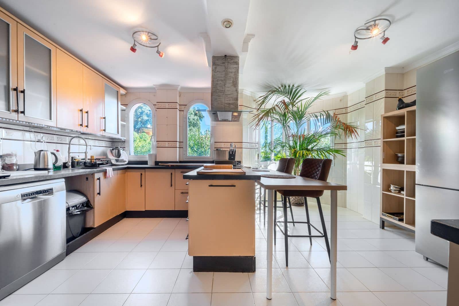 6 bedroom Villa for sale in Elviria with pool garage - € 1,400,000 (Ref: 9426475)