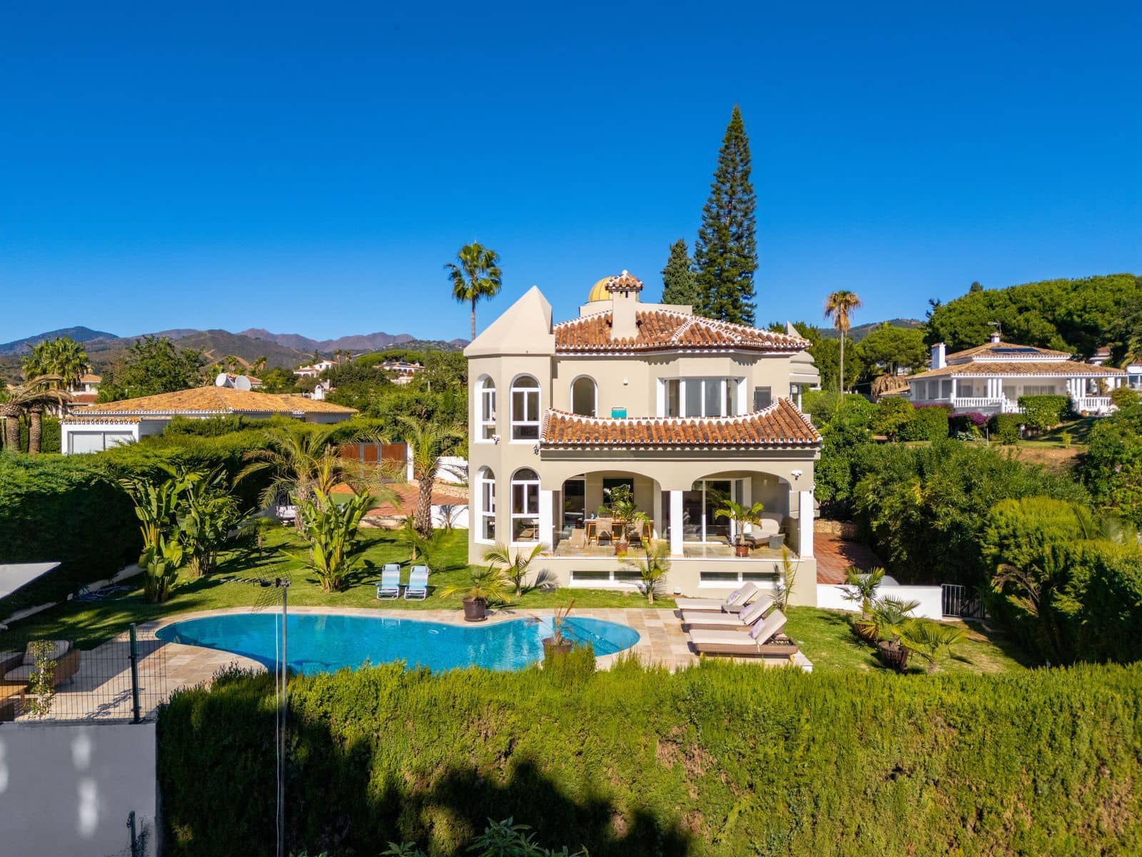 6 bedroom Villa for sale in Elviria with pool garage - € 1,400,000 (Ref: 9426475)