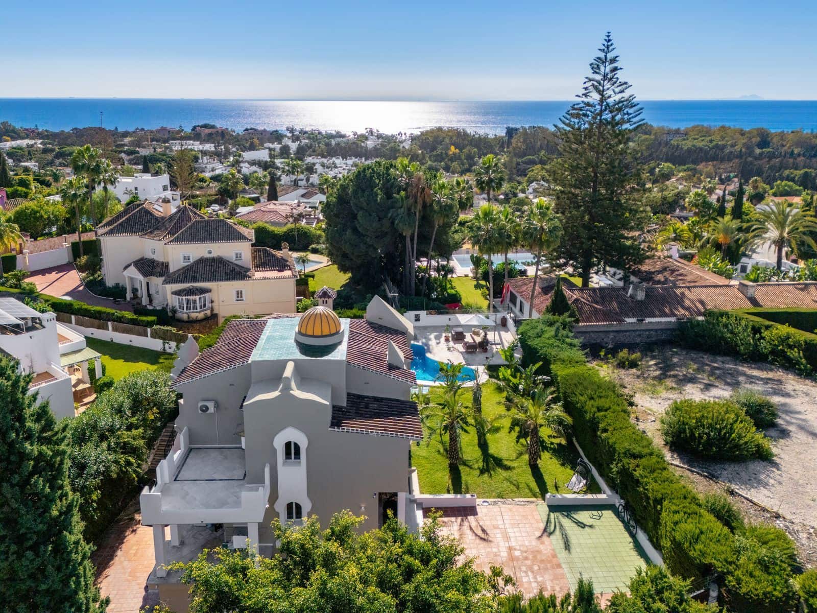 6 bedroom Villa for sale in Elviria with pool garage - € 1,400,000 (Ref: 9426475)