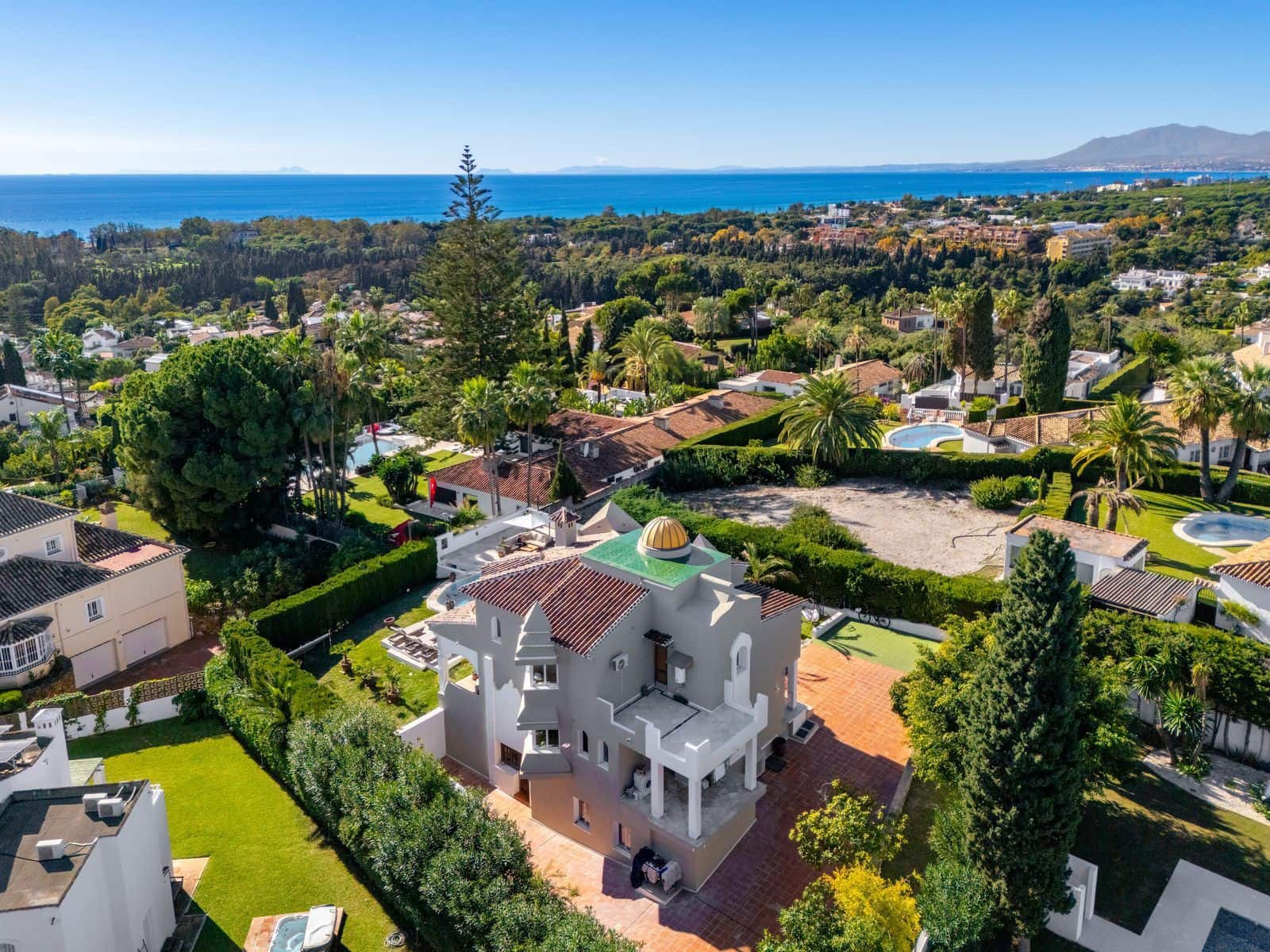 6 bedroom Villa for sale in Elviria with pool garage - € 1,400,000 (Ref: 9426475)