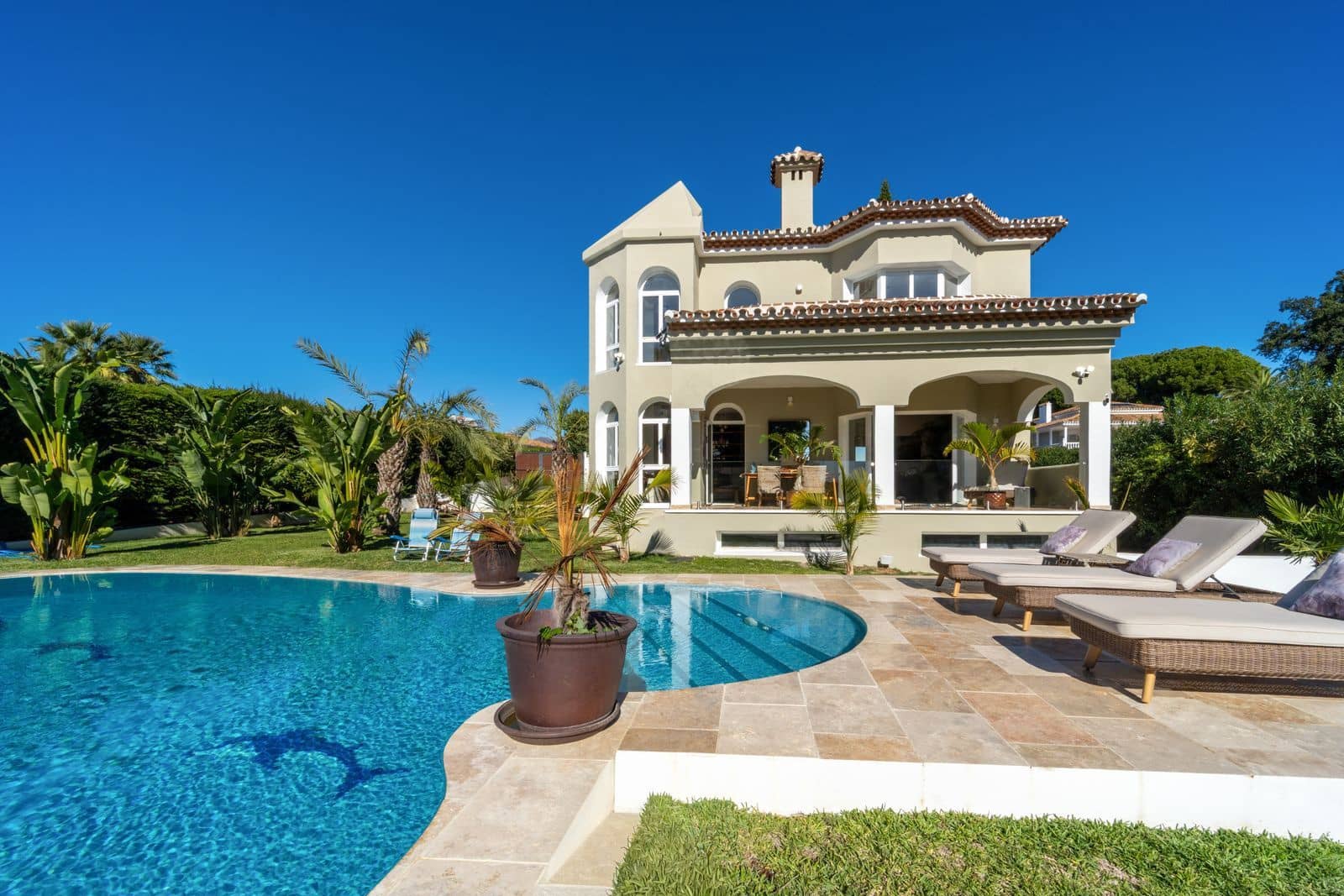 6 bedroom Villa for sale in Elviria with pool garage - € 1,400,000 (Ref: 9426475)