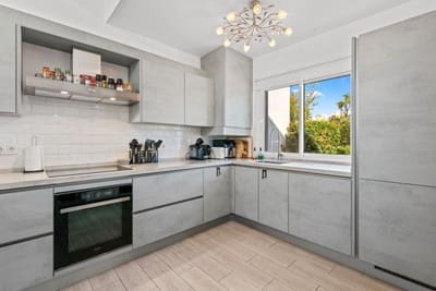 4 sypialnia Dom na sprzedaż w Calahonda, Mijas z basenem garażem - 650 000 € (Ref: 9470997)