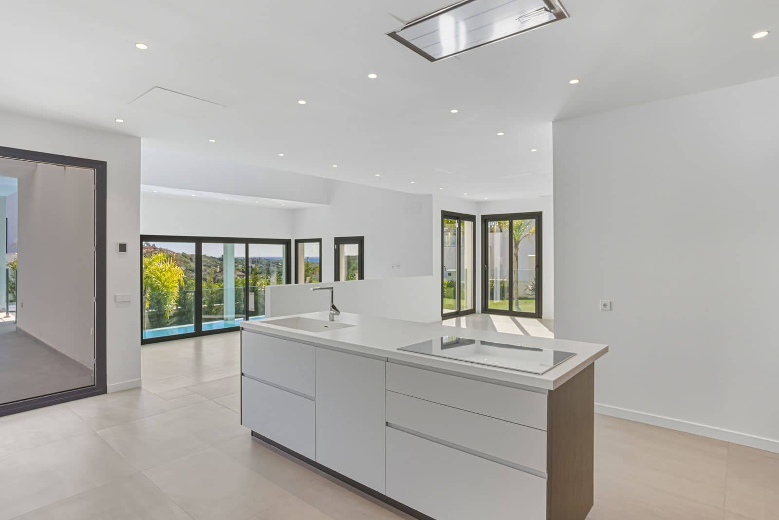 4 bedroom Villa for sale in Elviria with pool garage - € 2,550,000 (Ref: 9473429)