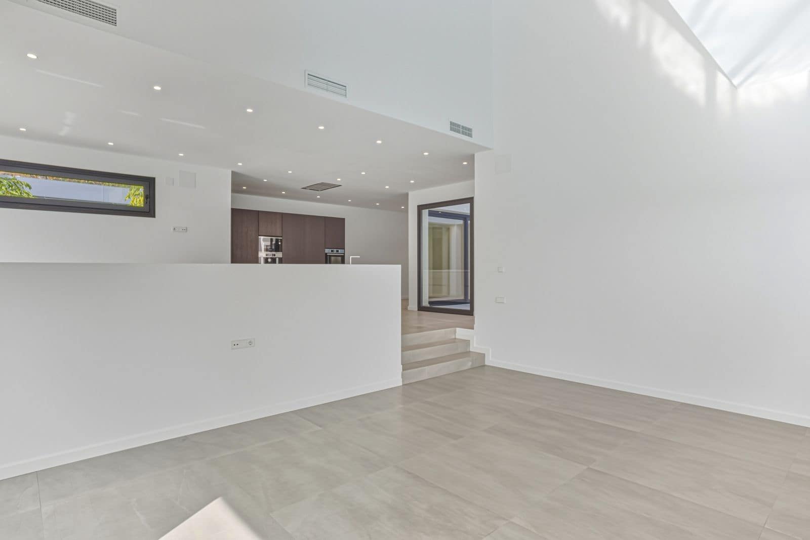 4 bedroom Villa for sale in Elviria with pool garage - € 2,550,000 (Ref: 9473429)