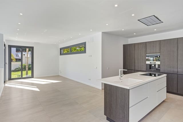 4 bedroom Villa for sale in Elviria, Marbella with pool garage - € 2,550,000 (Ref: 9473429)