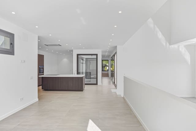 4 bedroom Villa for sale in Elviria, Marbella with pool garage - € 2,550,000 (Ref: 9473429)