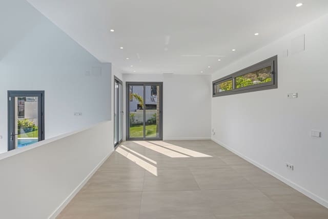 4 bedroom Villa for sale in Elviria, Marbella with pool garage - € 2,550,000 (Ref: 9473429)