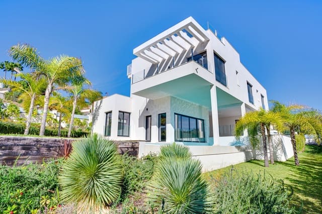 4 bedroom Villa for sale in Elviria, Marbella with pool garage - € 2,550,000 (Ref: 9473429)