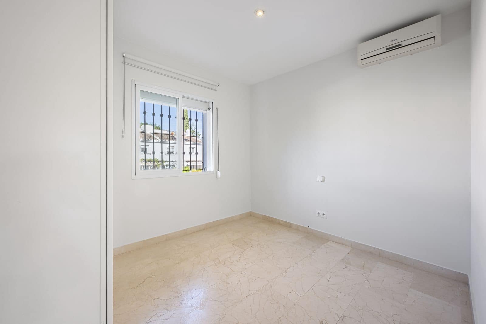 4 bedroom Townhouse for sale in Nueva Andalucia with pool garage - € 645,000 (Ref: 9473450)