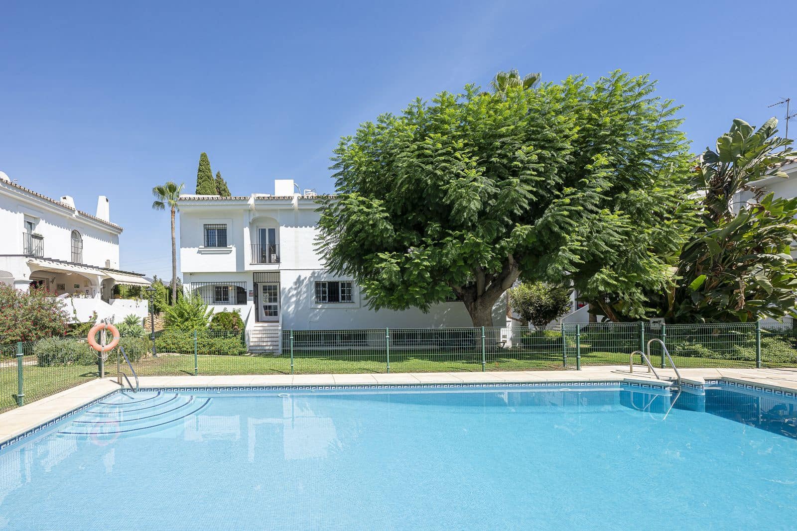 4 bedroom Townhouse for sale in Nueva Andalucia with pool garage - € 645,000 (Ref: 9473450)