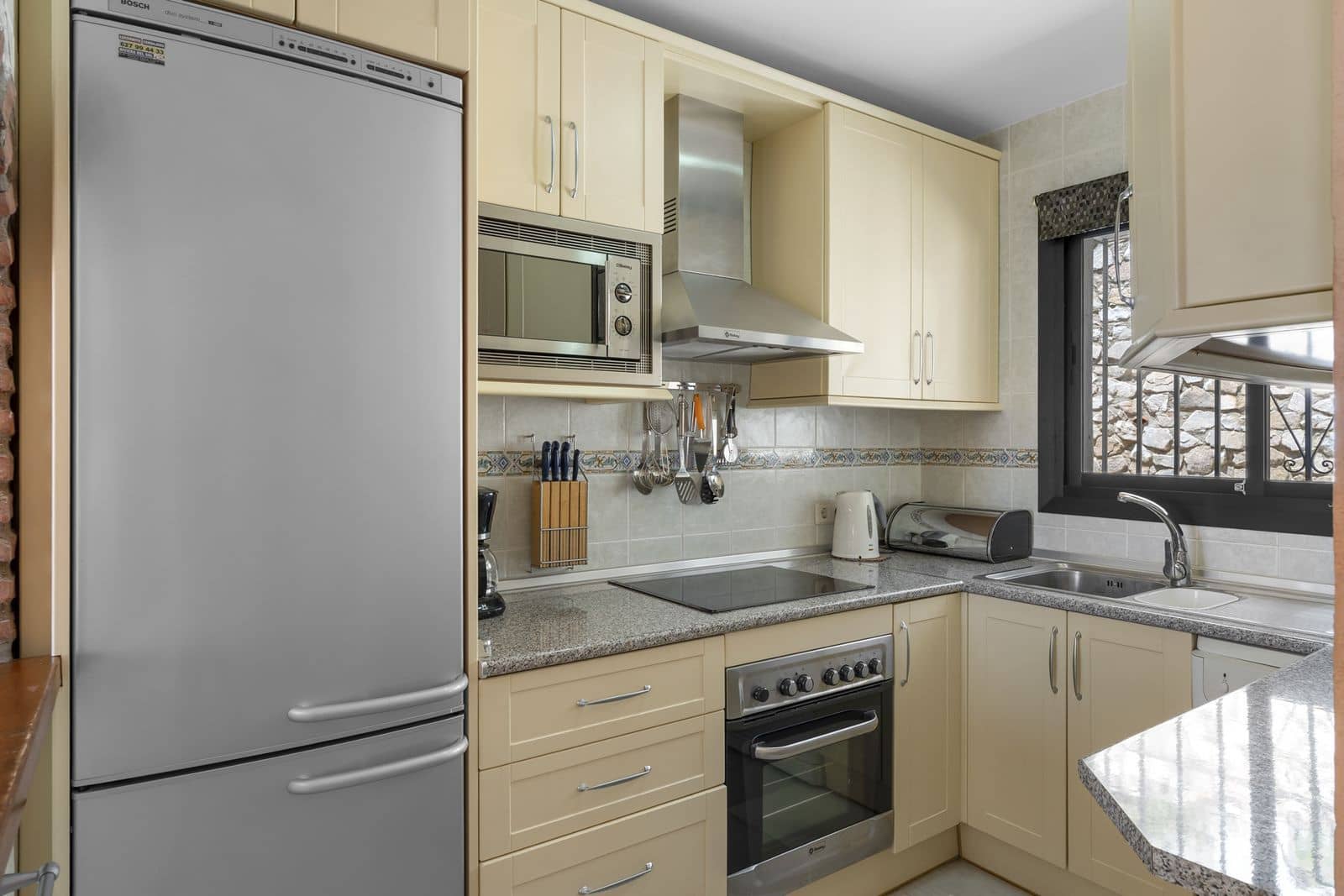 5 bedroom Townhouse for sale in Calahonda with pool garage - € 525,000 (Ref: 9481564)