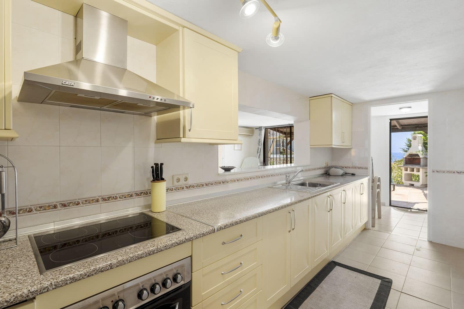 5 bedroom Townhouse for sale in Calahonda with pool garage - € 525,000 (Ref: 9481564)