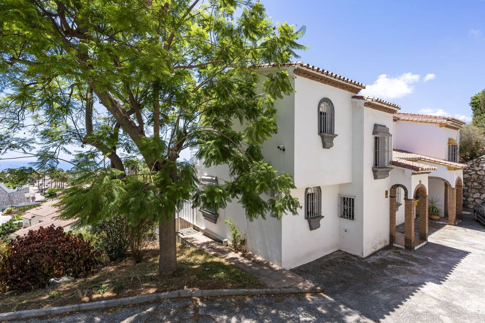 5 bedroom Townhouse for sale in Calahonda with pool garage - € 525,000 (Ref: 9481564)