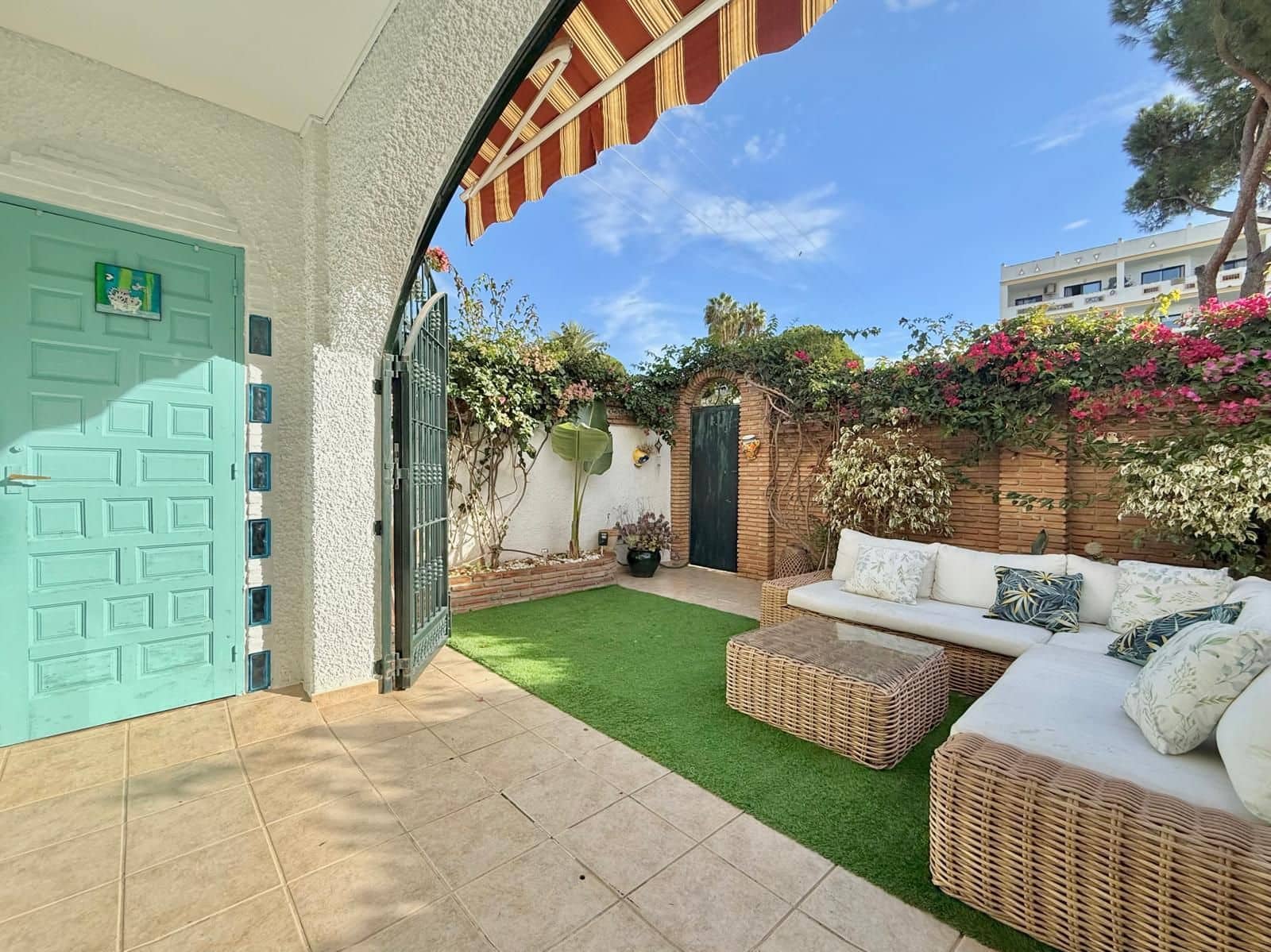 2 bedroom Semi-detached Villa for sale in Calahonda with pool garage - € 425,000 (Ref: 9481570)