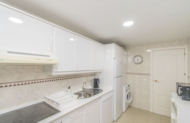 2 soverom Leilighet til salgs i Nueva Andalucia, Marbella med svømmebasseng garasje - € 414 000 (Ref: 9484122)