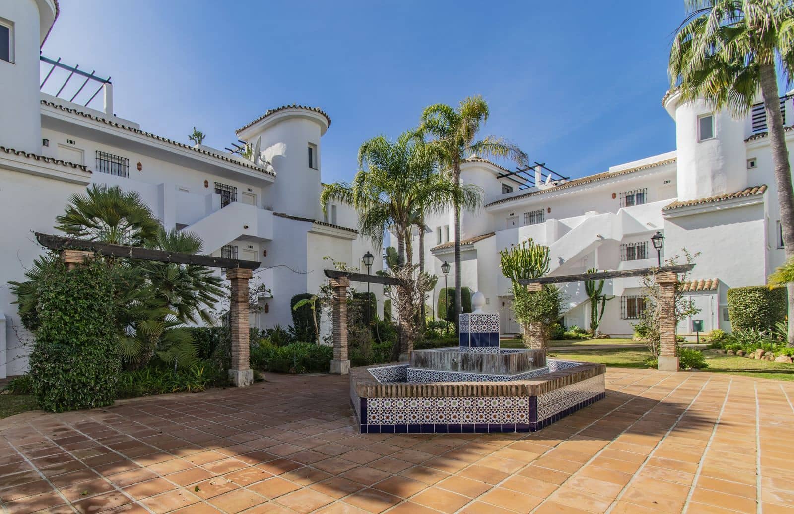 2 soverom Leilighet til salgs i Nueva Andalucia med svømmebasseng garasje - € 414 000 (Ref: 9484122)