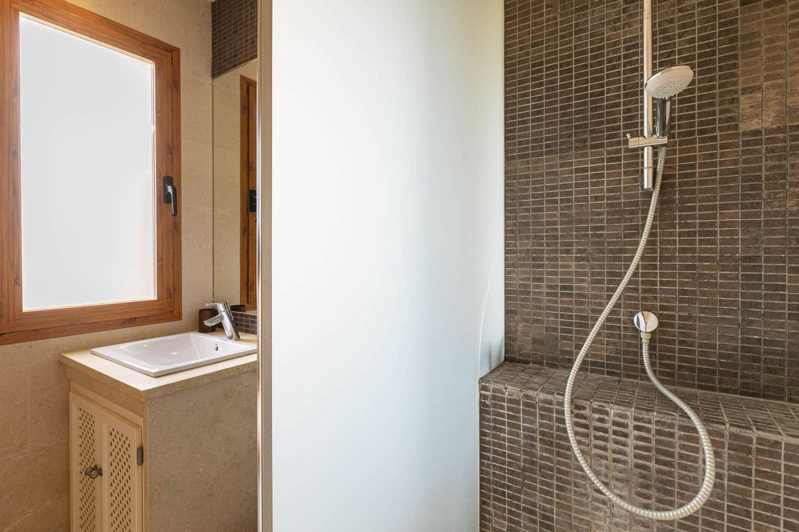 2 bedroom Apartment for sale in Nueva Andalucia with pool garage - € 397,000 (Ref: 9496441)