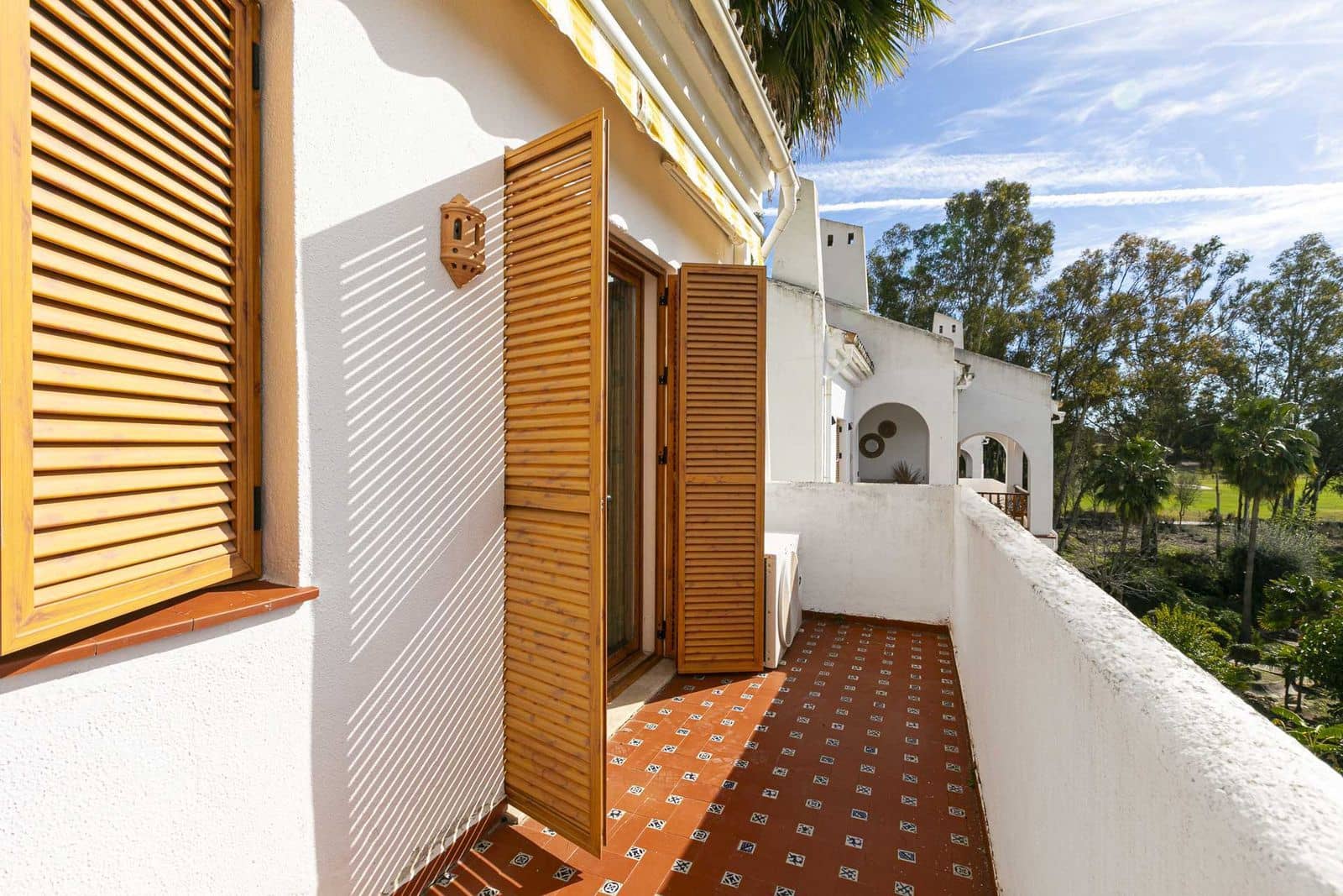 2 bedroom Apartment for sale in Nueva Andalucia with pool garage - € 397,000 (Ref: 9496441)