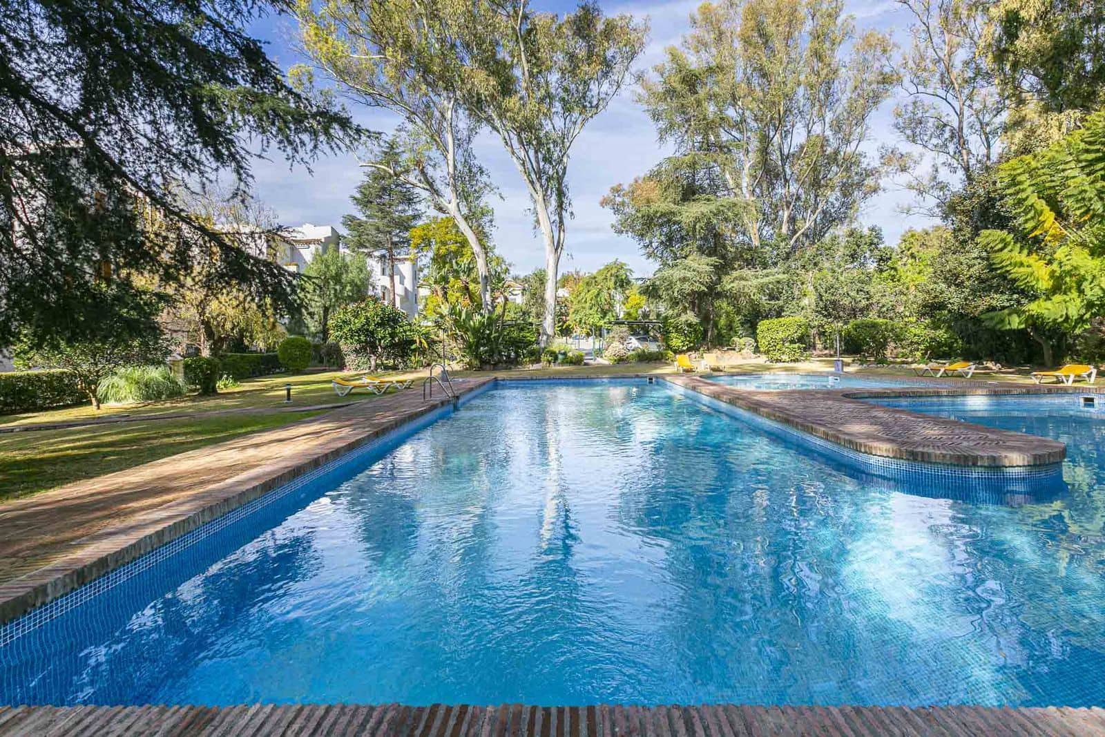 2 bedroom Apartment for sale in Nueva Andalucia with pool garage - € 397,000 (Ref: 9496441)