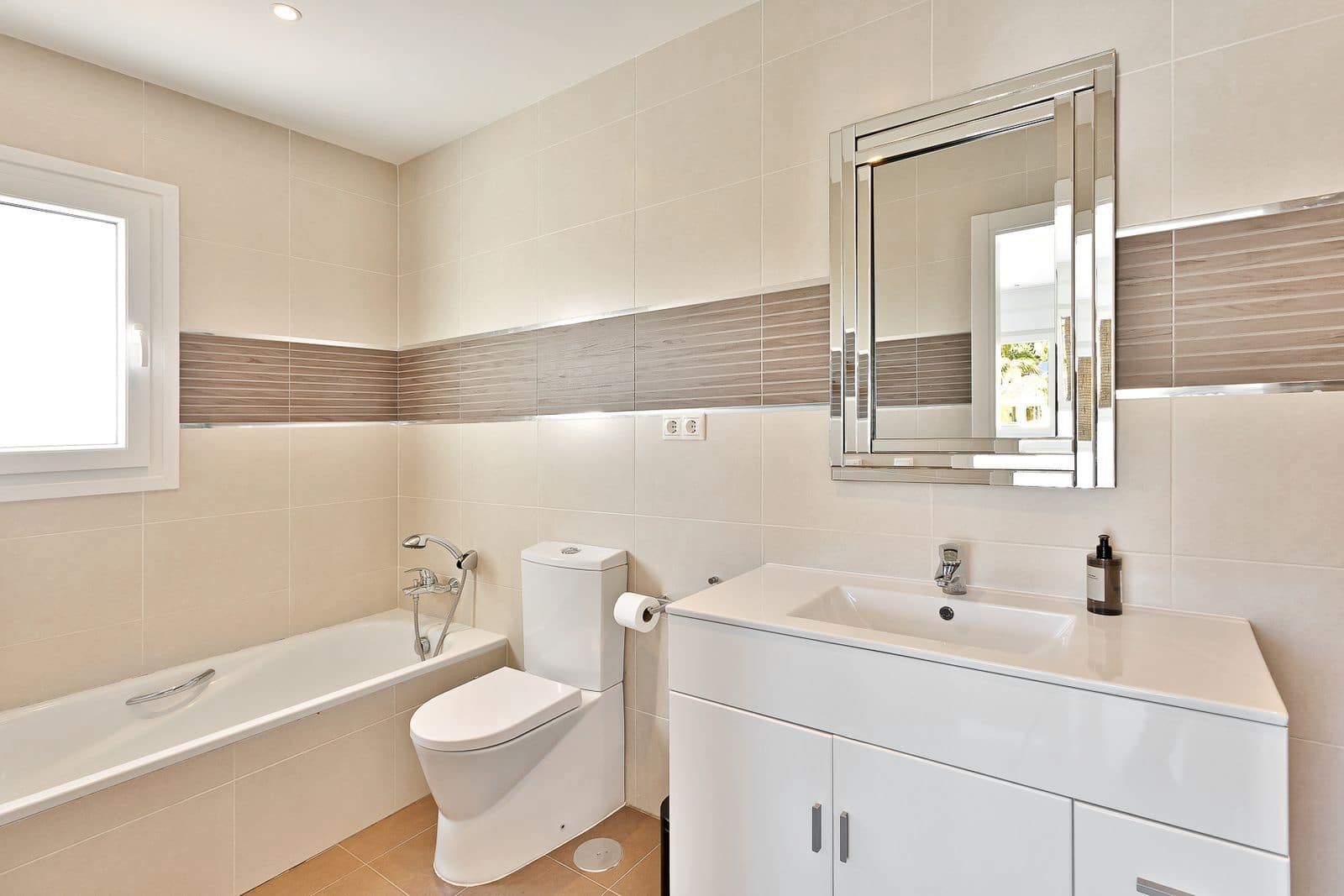 4 makuuhuone Huvila myytävänä paikassa El Rosario mukana uima-altaan 
autotalli - 2 595 000 € (Ref: 9524771)