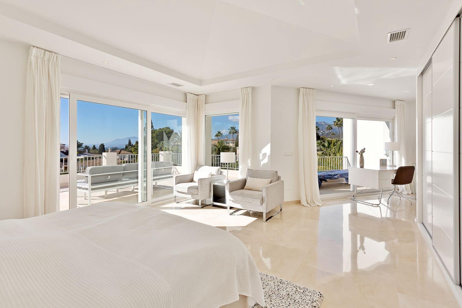 4 makuuhuone Huvila myytävänä paikassa El Rosario mukana uima-altaan 
autotalli - 2 595 000 € (Ref: 9524771)