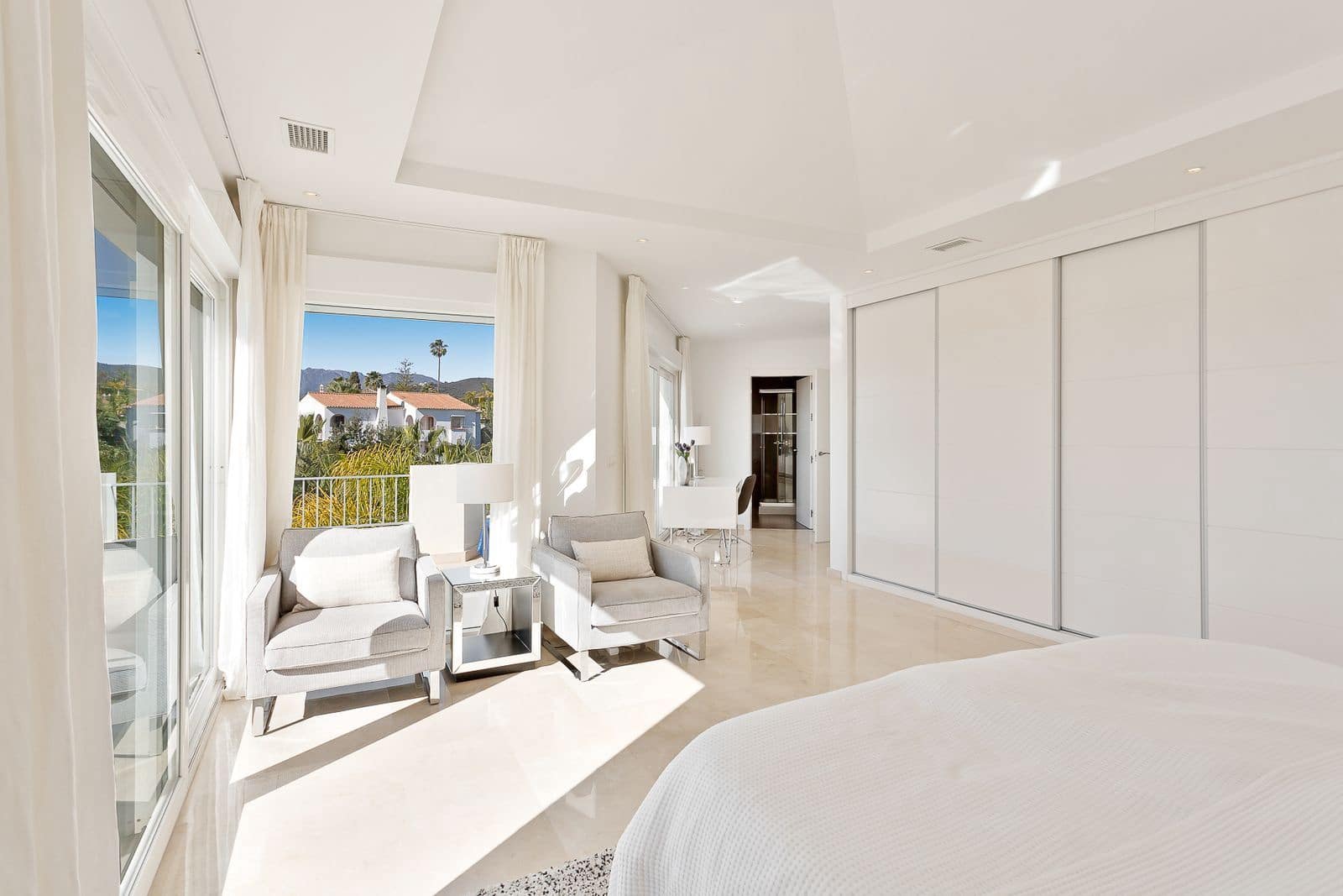 4 makuuhuone Huvila myytävänä paikassa El Rosario mukana uima-altaan 
autotalli - 2 595 000 € (Ref: 9524771)