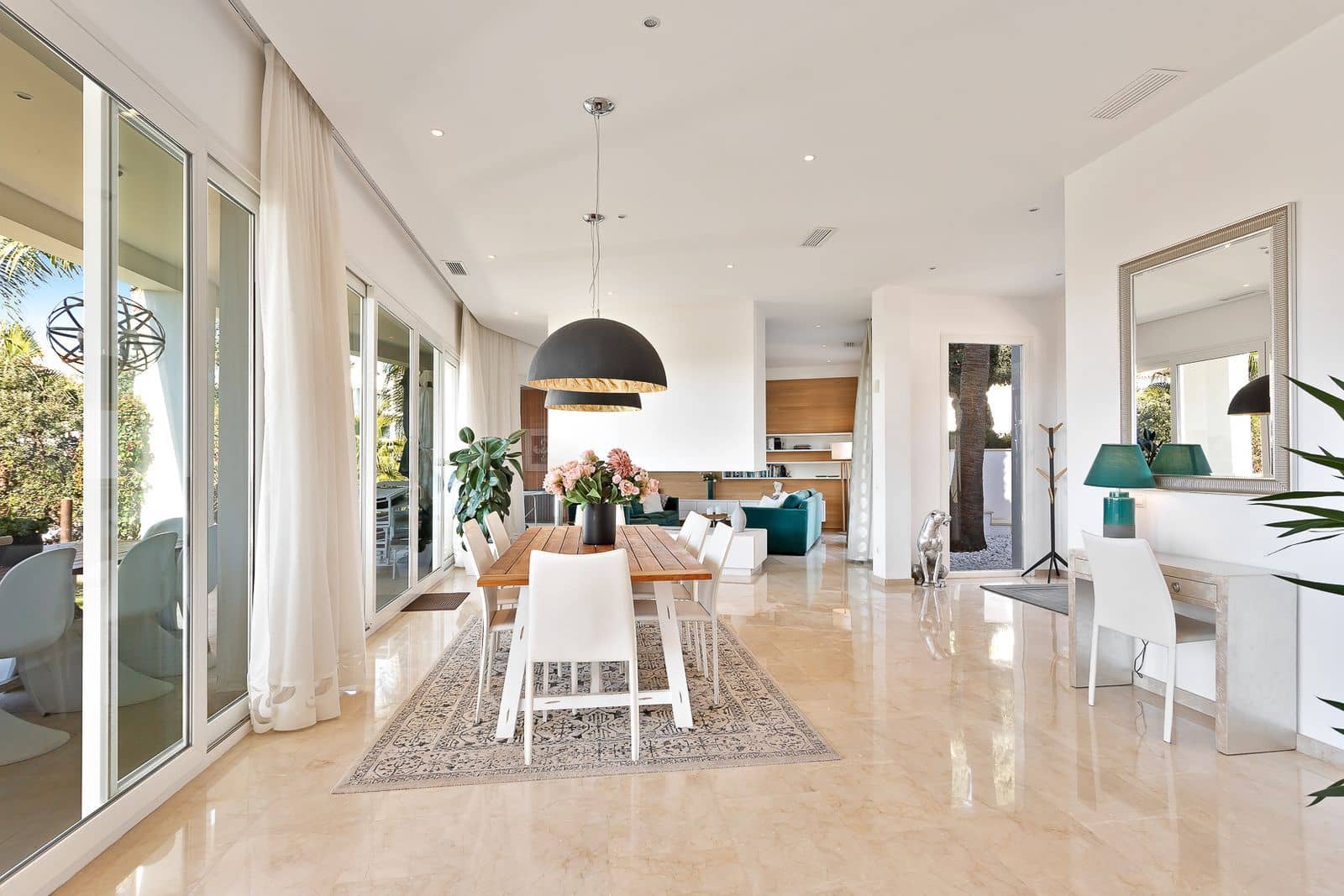 4 makuuhuone Huvila myytävänä paikassa El Rosario mukana uima-altaan 
autotalli - 2 595 000 € (Ref: 9524771)