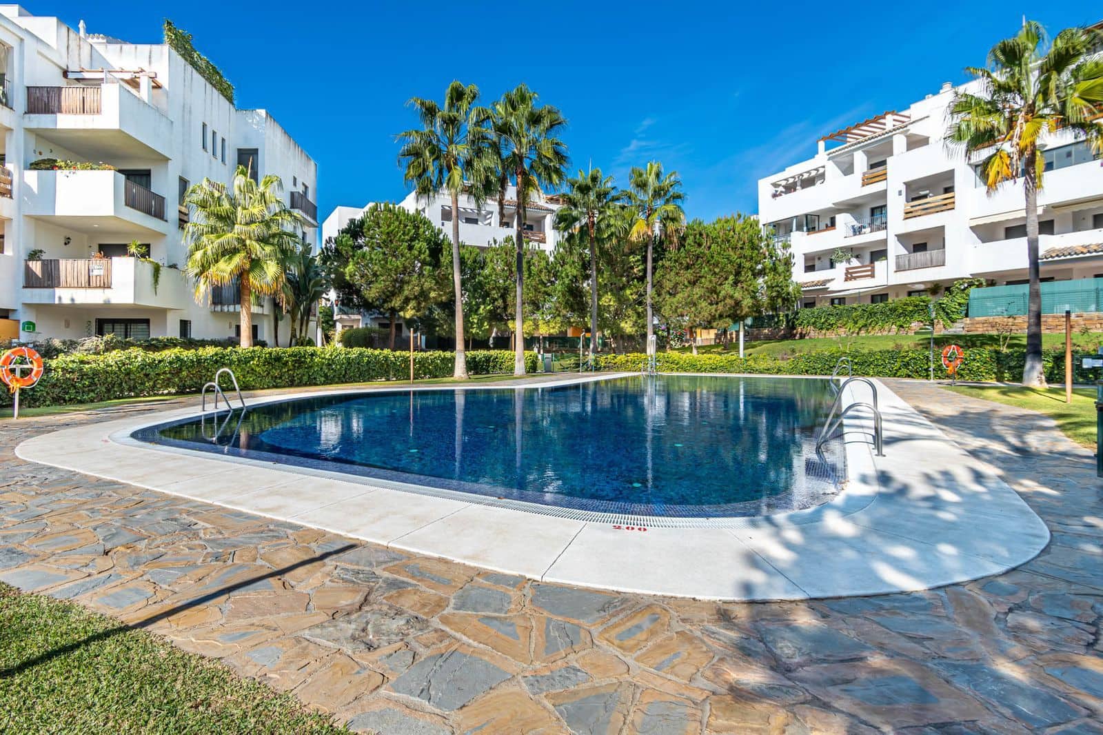 2 Zimmer Apartment zu verkaufen in La Cala de Mijas mit Pool Garage - 365.000 € (Ref: 9542419)