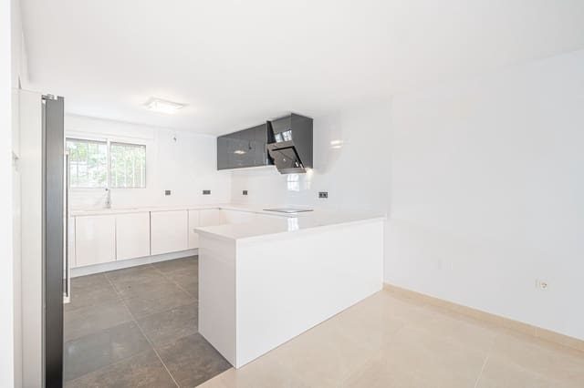 3 chambre Maison de Ville à vendre à Nueva Andalucia, Marbella avec piscine garage - 699 000 € (Ref: 9570166)