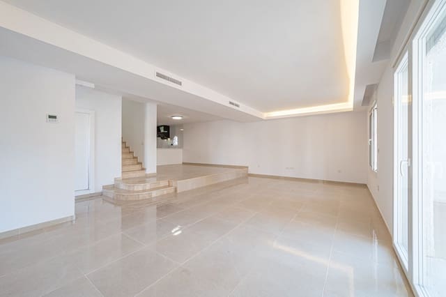 3 chambre Maison de Ville à vendre à Nueva Andalucia, Marbella avec piscine garage - 699 000 € (Ref: 9570166)