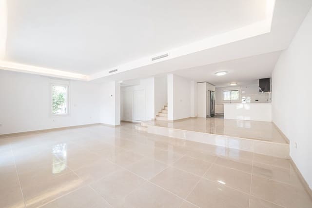 3 chambre Maison de Ville à vendre à Nueva Andalucia, Marbella avec piscine garage - 699 000 € (Ref: 9570166)