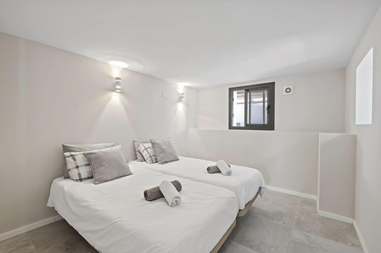 5 makuuhuone Huvila myytävänä paikassa El Faro mukana uima-altaan 
autotalli - 849 999 € (Ref: 9598311)