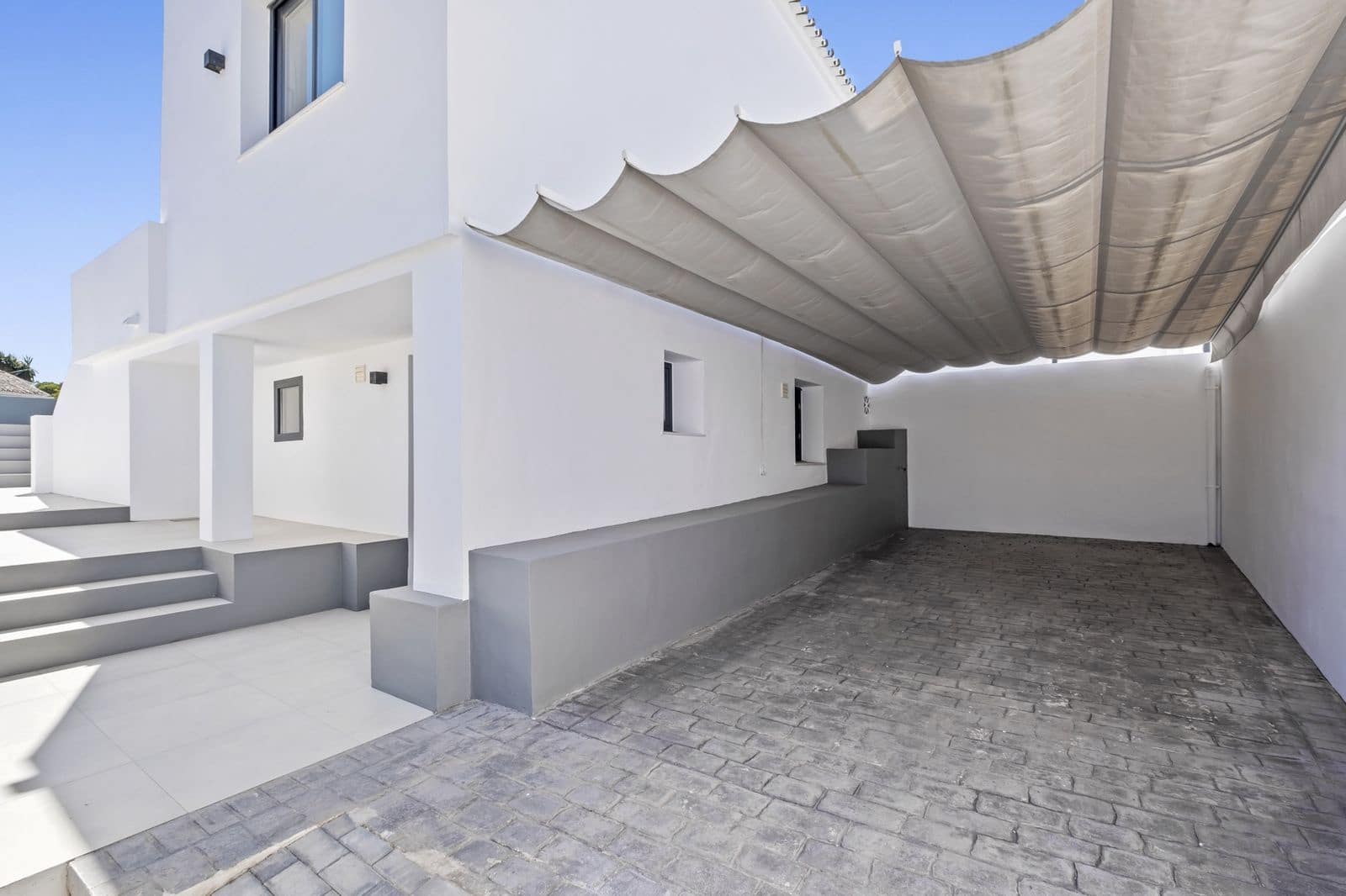 5 makuuhuone Huvila myytävänä paikassa El Faro mukana uima-altaan 
autotalli - 849 999 € (Ref: 9598311)