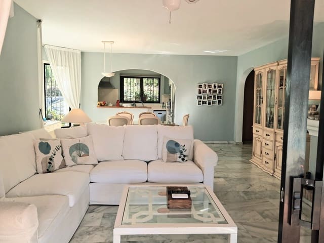 4 bedroom Villa for sale in Calahonda, Mijas with pool garage - € 950,000 (Ref: 9606658)