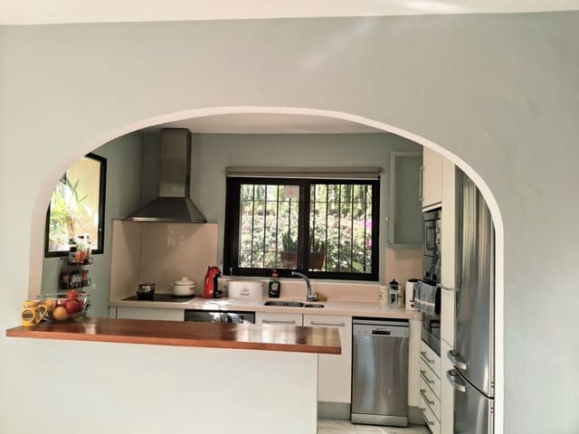 4 bedroom Villa for sale in Calahonda, Mijas with pool garage - € 950,000 (Ref: 9606658)