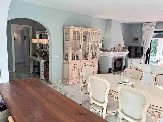 4 bedroom Villa for sale in Calahonda, Mijas with pool garage - € 950,000 (Ref: 9606658)