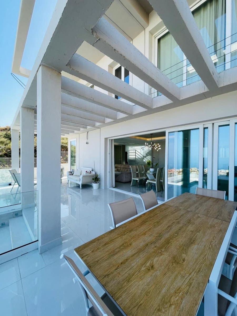 4 soverom Villa til salgs i Benalmadena med svømmebasseng garasje - € 1 700 000 (Ref: 9628355)