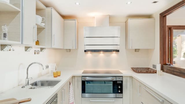 3 Zimmer Penthouse zu verkaufen in Estepona mit Pool Garage - 995.000 € (Ref: 9660574)