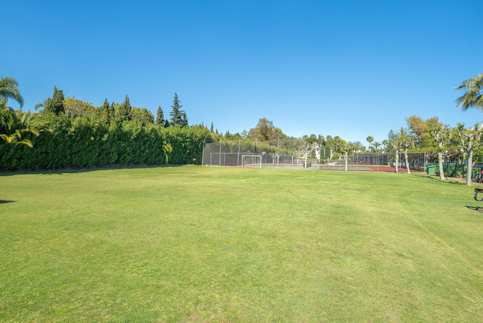 3 sovrum Lägenhet till salu i Estepona med pool garage - 1 200 000 € (Ref: 9676316)