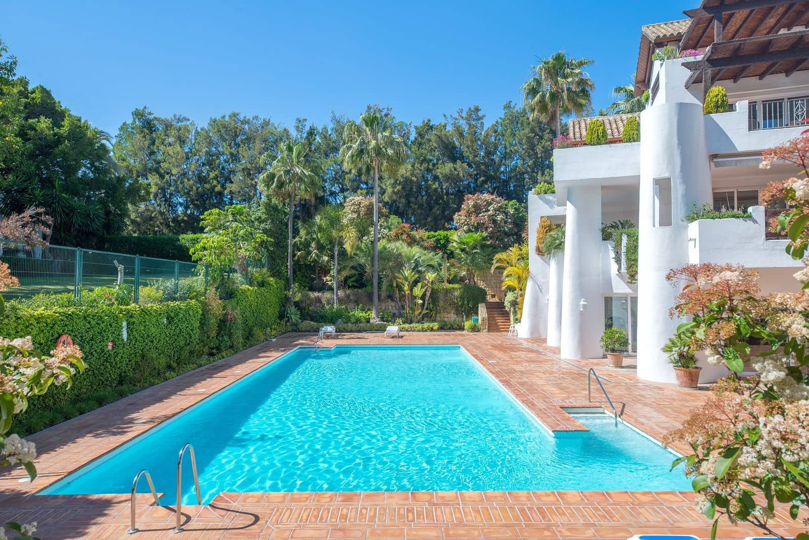 3 sovrum Lägenhet till salu i Estepona med pool garage - 1 200 000 € (Ref: 9676316)